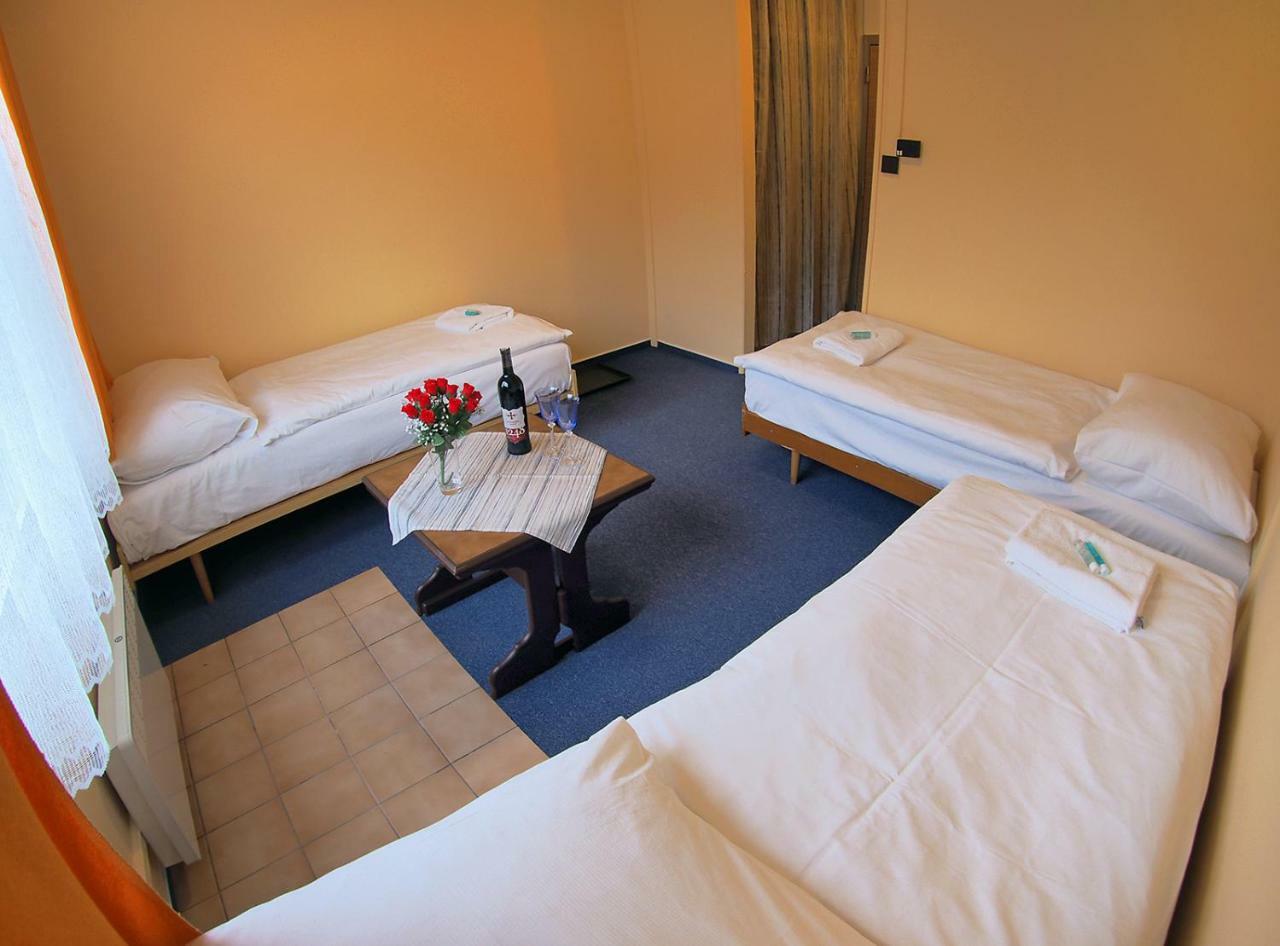 Pod Javorem Hotel Velke Karlovice Ngoại thất bức ảnh